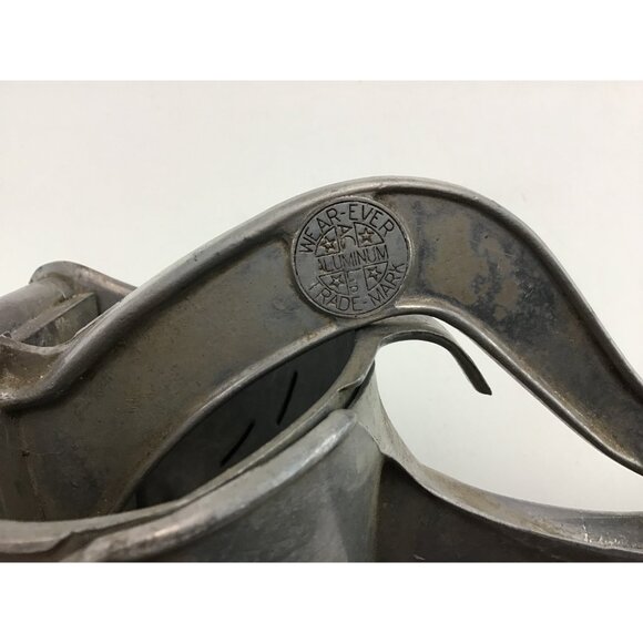 Wear-Ever Aluminum Hand Juicer Juice Press With Strainer Patent 1936 Canada - Picture 8 of 12